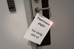 Skylt där det står: Stör ej, forskning pågår