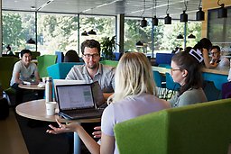 Några studenter pluggar ihop.