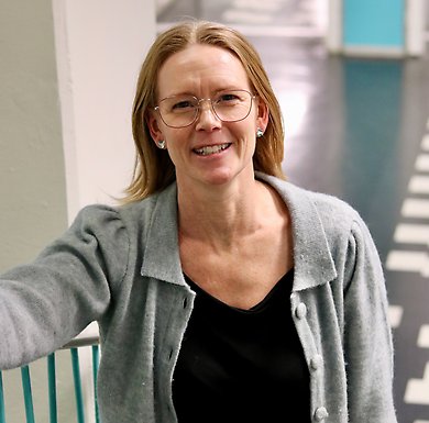 Sofia står i en trappa och ler in i kameran.