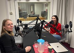 Sara Hägg och Sandra Tamm i studion.