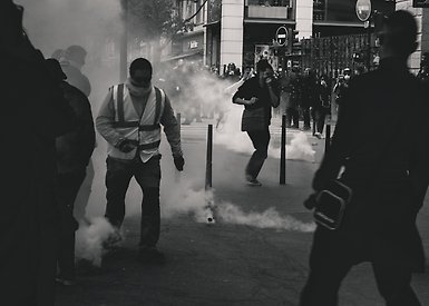 Bild på våldsamma protester.