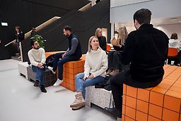 Studenter i en öppen yta i Albano.